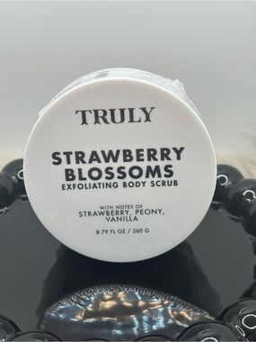 TRULY Strawberry Blossoms Exfoliating Body Scrub